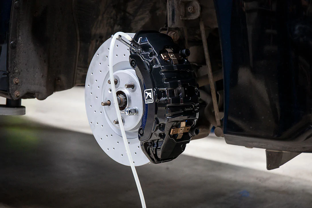 Toyota Alpard brakes. Pic 4