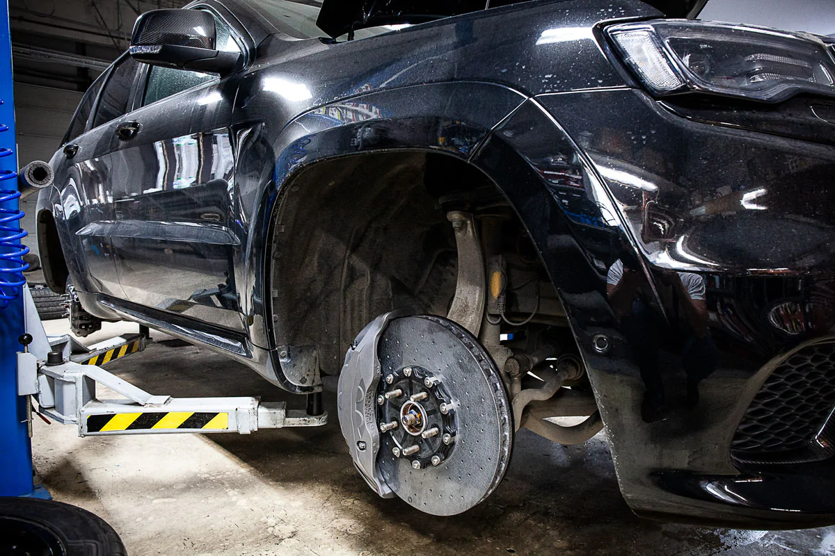 Carbon-ceramic brake system Jeep trackhawk. Pic 8