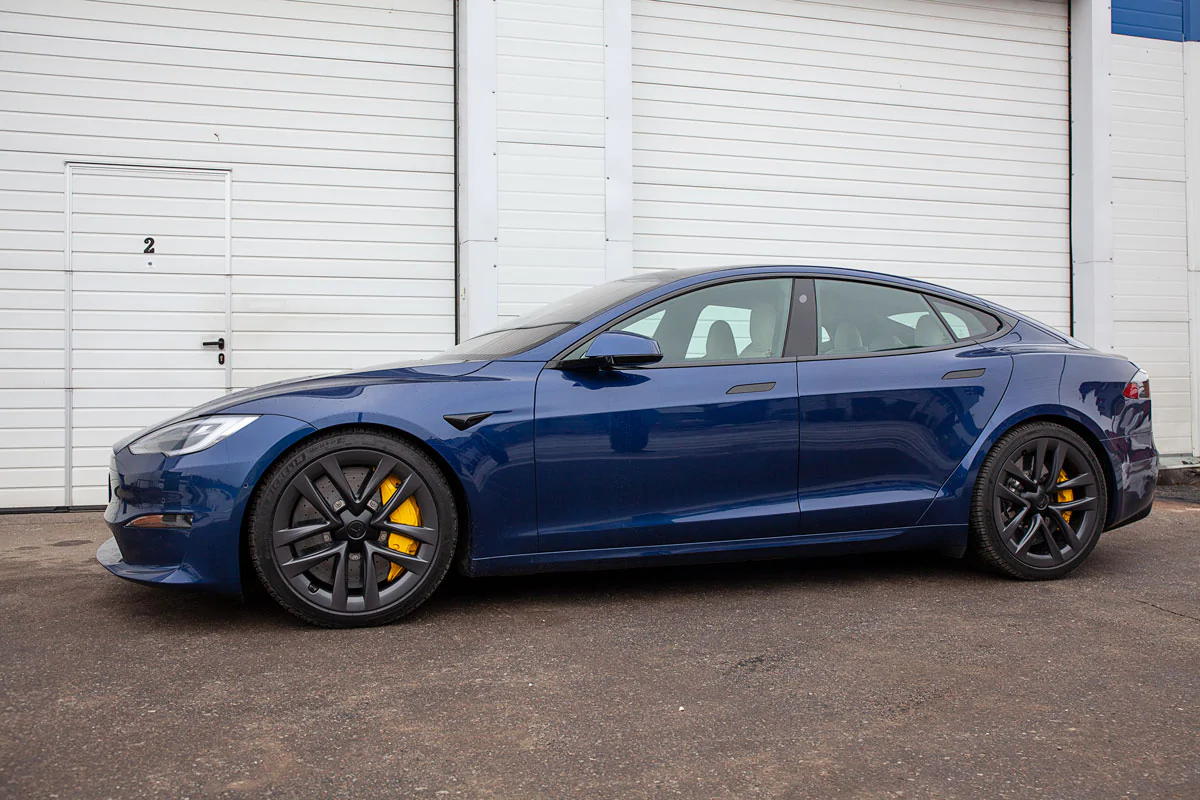 Carbon-ceramic brake system Tesla Plaid. Pic 10