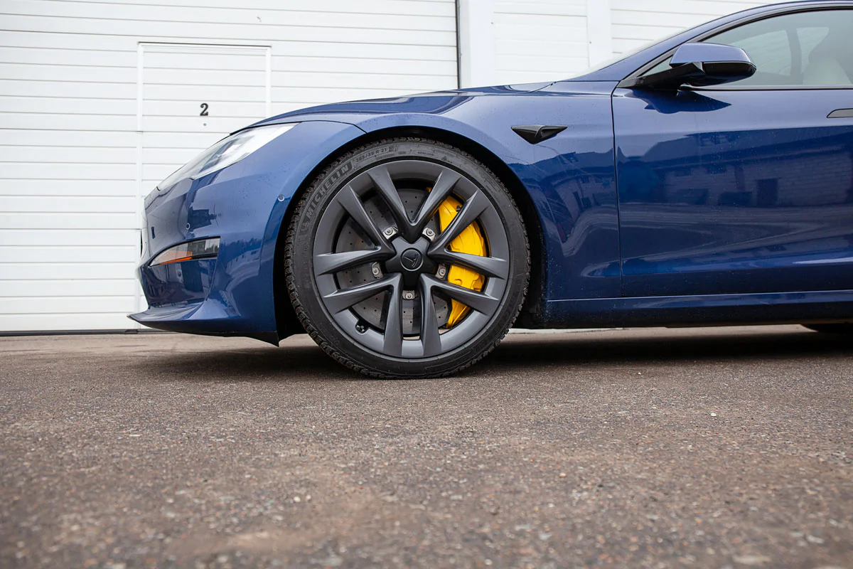 Carbon-ceramic brake system Tesla Plaid. Pic 11