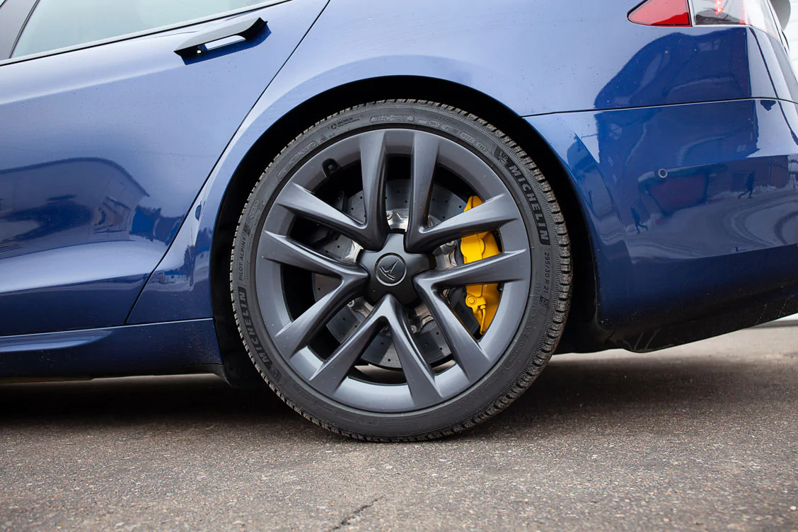 Carbon-ceramic brake system Tesla Plaid. Pic 13