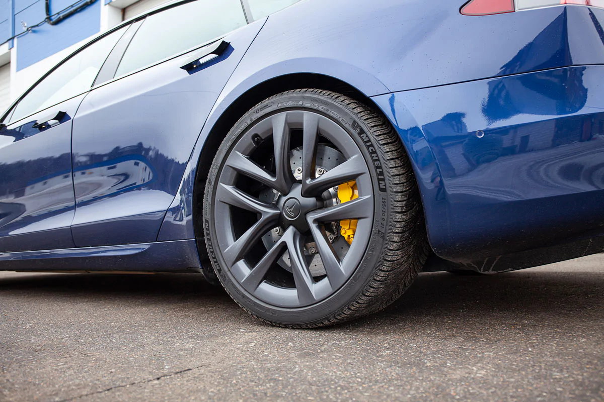 Carbon-ceramic brake system Tesla Plaid. Pic 15