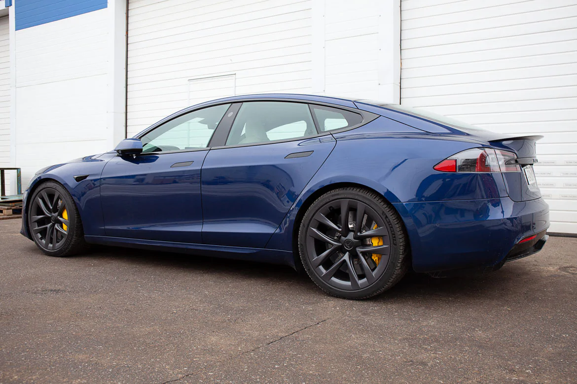 Carbon-ceramic brake system Tesla Plaid. Pic 16