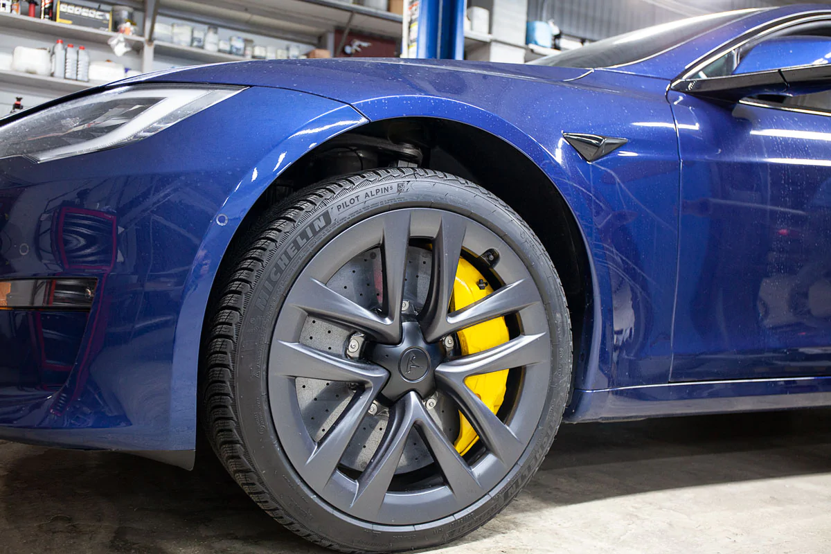 Carbon-ceramic brake system Tesla Plaid. Pic 3