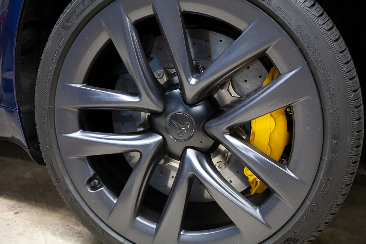 Carbon-ceramic brake system Tesla Plaid. Pic 7