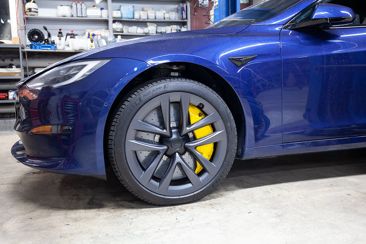 Carbon-ceramic brake system Tesla Plaid. Pic 8