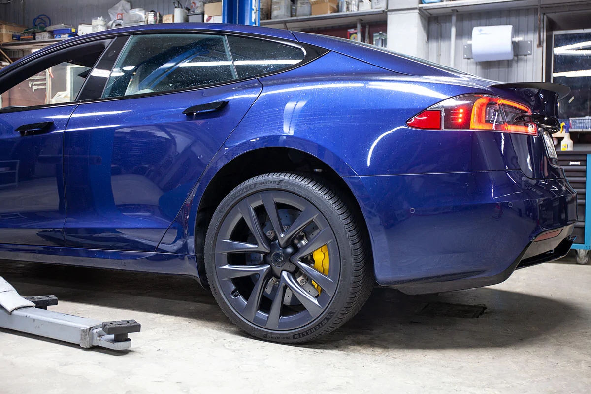 Carbon-ceramic brake system Tesla Plaid. Pic 9