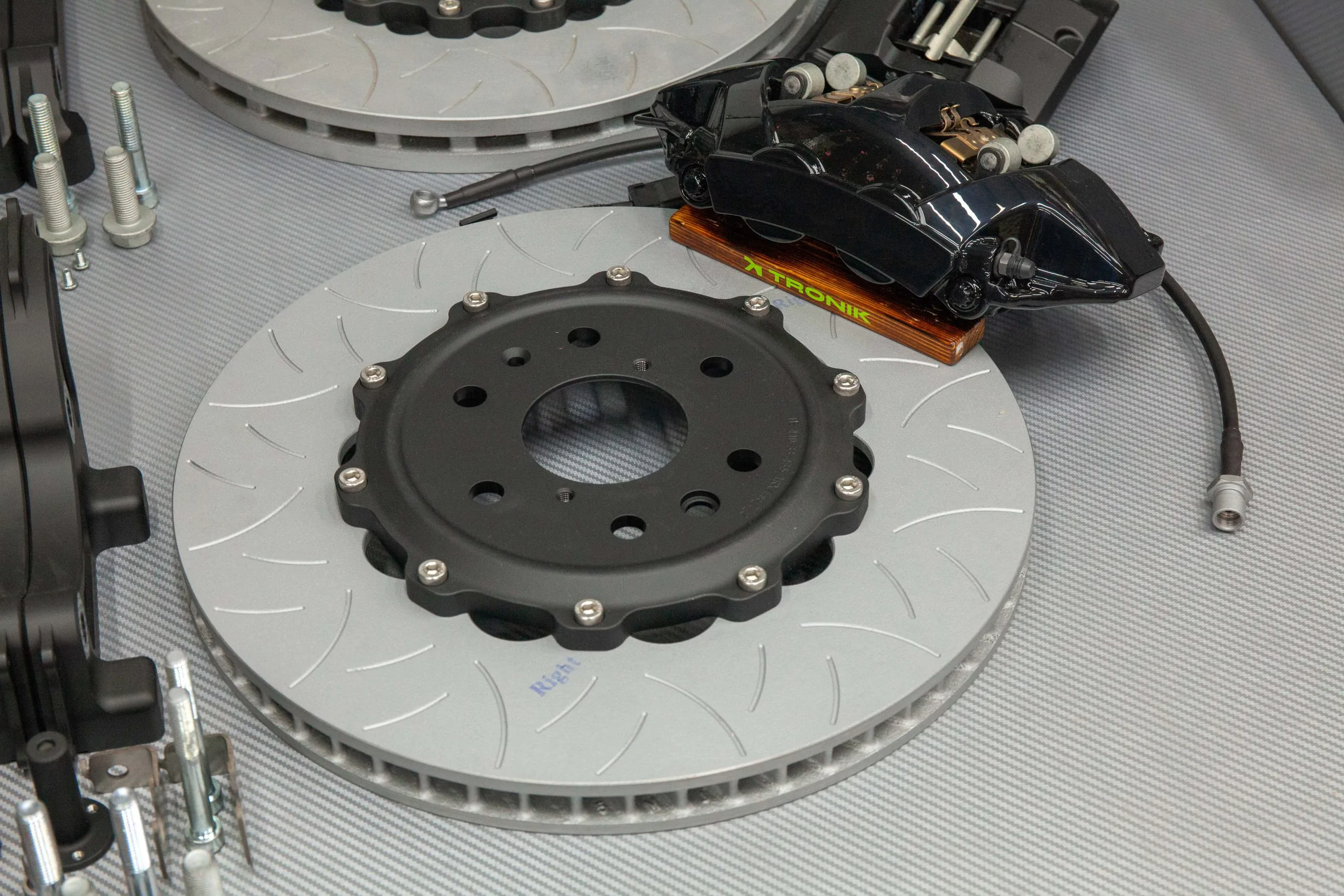 Brake system kit for Cadillac Escalade. Photo 5