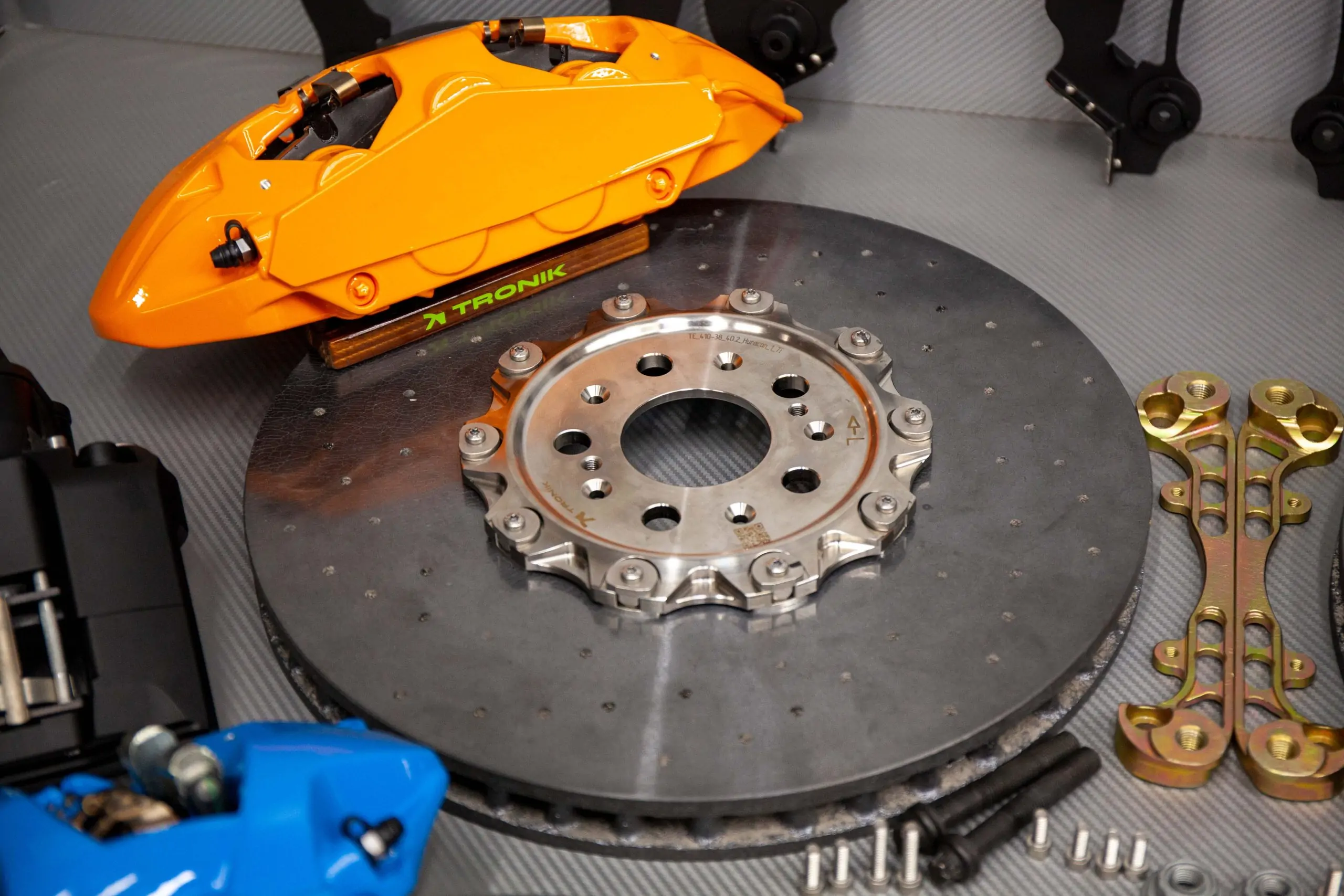 Carbon ceramic brake system kit for Lamborghini Huracan. Pic 3