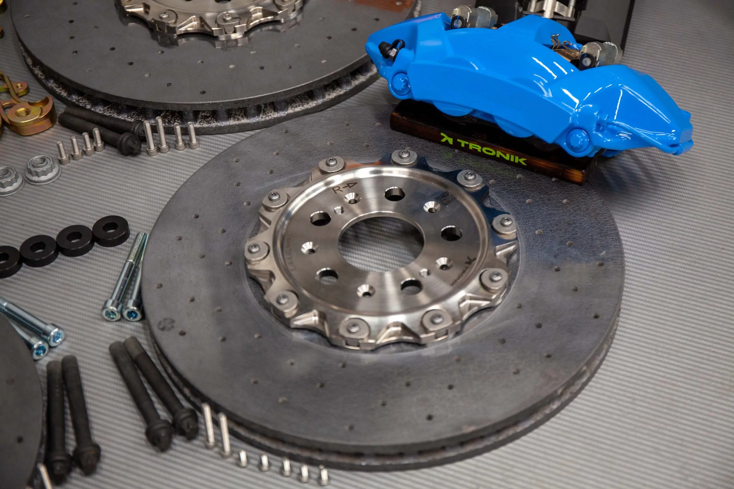 Carbon ceramic brake system kit for Lamborghini Huracan. Pic 5