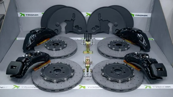 Carbon ceramic brake system kit for Zeekr 009. Pic 1