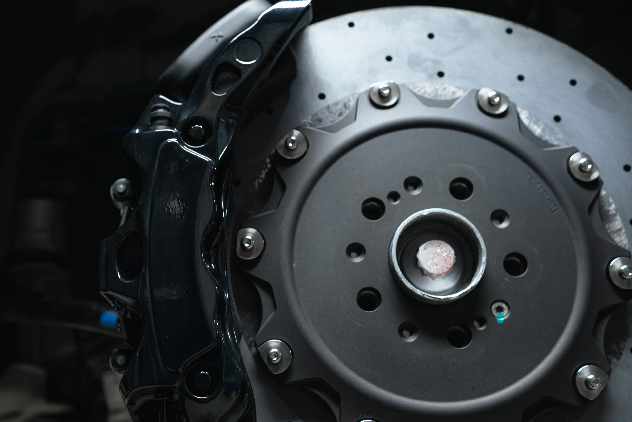 Carbon ceramic brake system for Zeekr 009. Pic 15