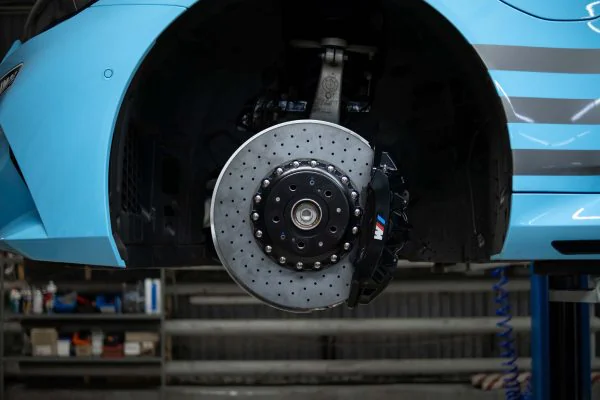 Carbon ceramic brake system for BMW G90. Pic 1