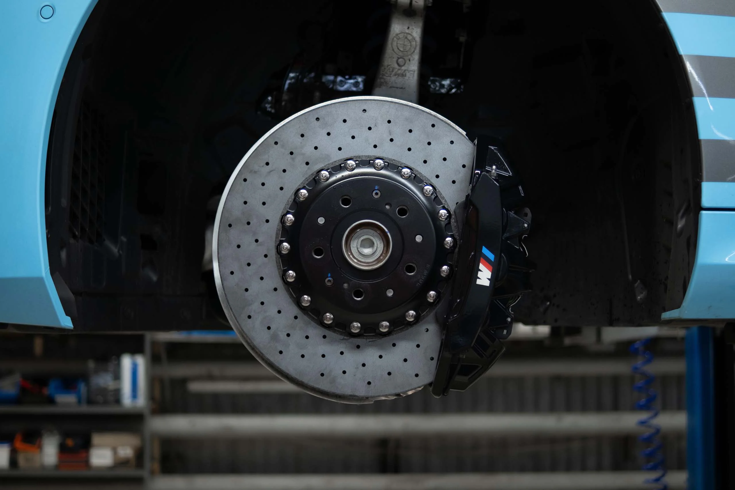 Carbon ceramic brake system for BMW G90. Pic 2