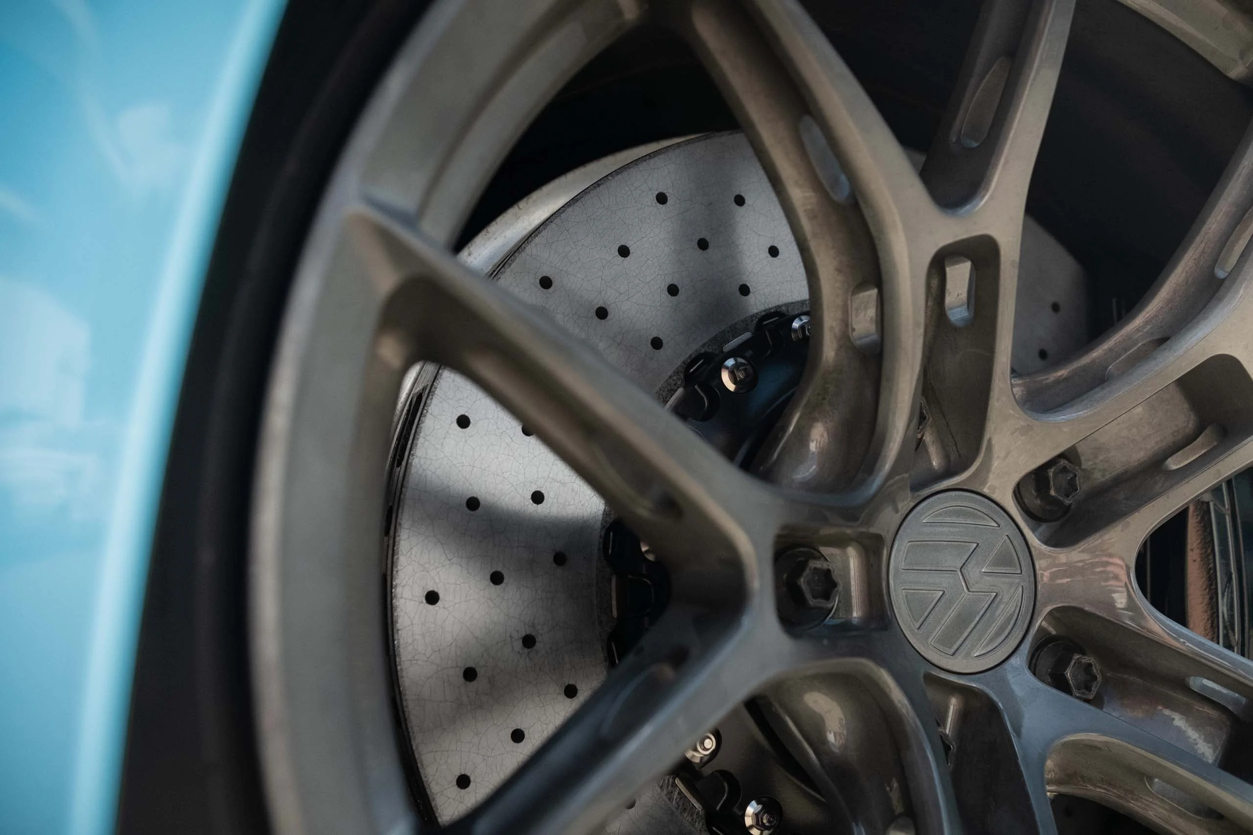 Carbon ceramic brake system for BMW G90. Pic 7