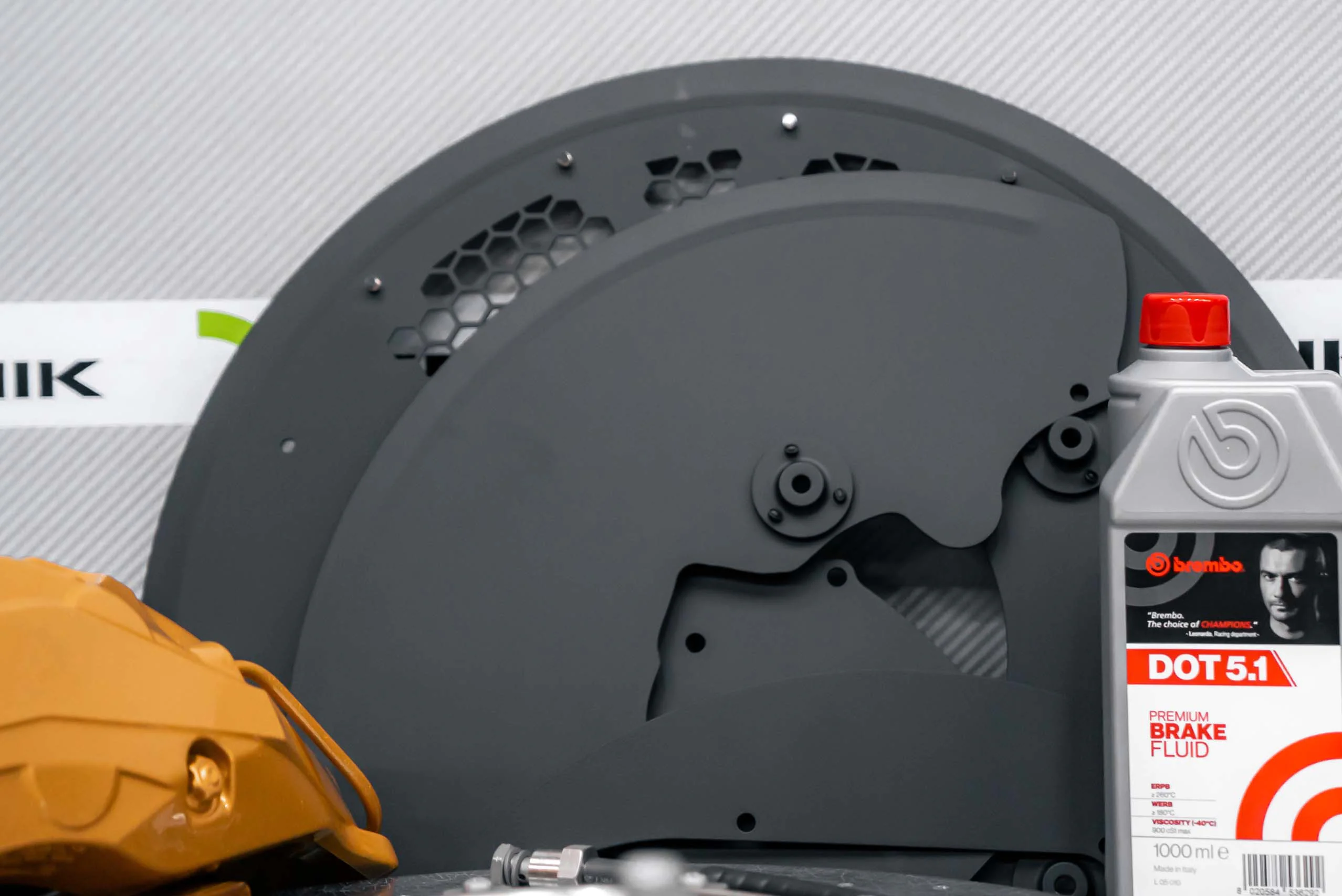 Carbon ceramic brake system kit for Land Rover L460. Pic 10