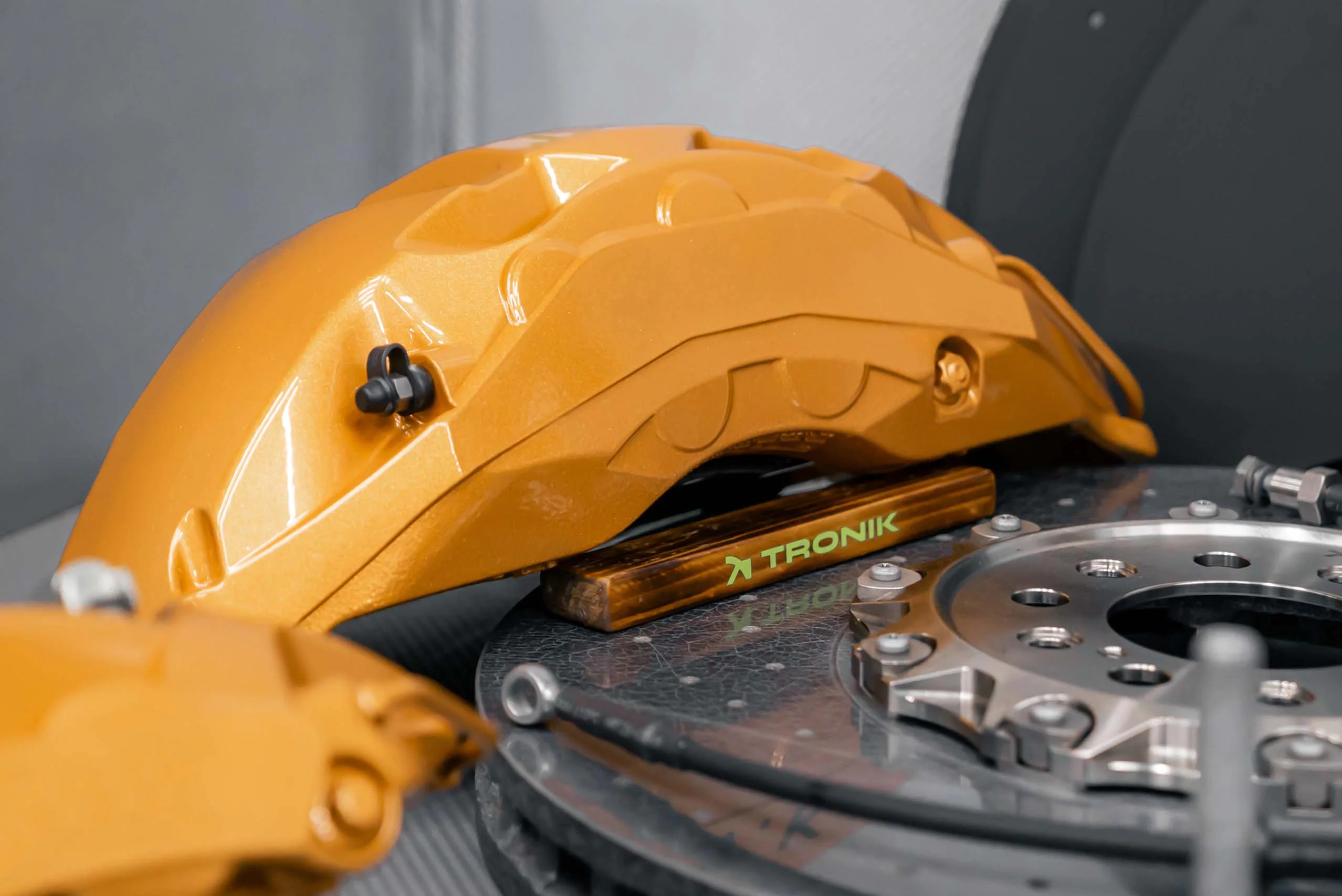 Carbon ceramic brake system kit for Land Rover L460. Pic 5