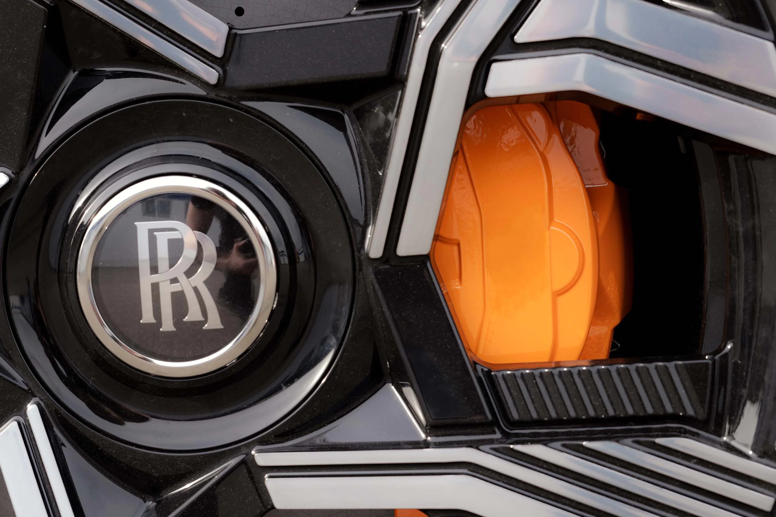 Carbon-ceramic brake system for Rolls-Royce Cullinan. Pic 9
