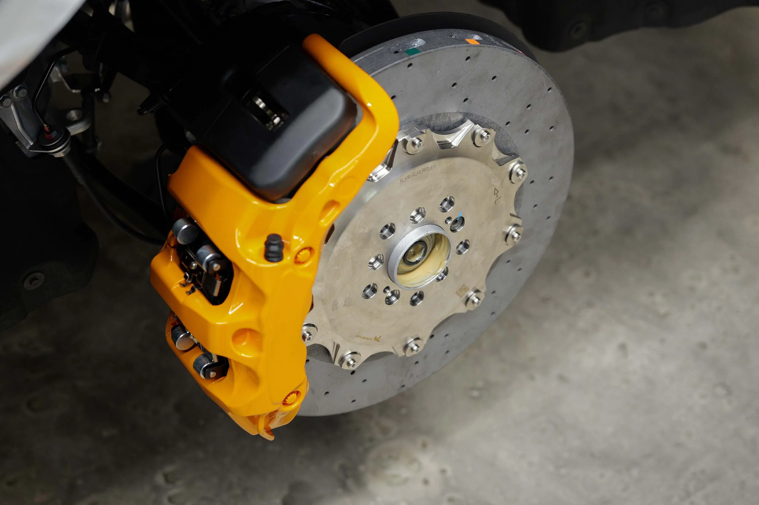 Carbon-ceramic brake system for Rolls-Royce Cullinan. Pic 4