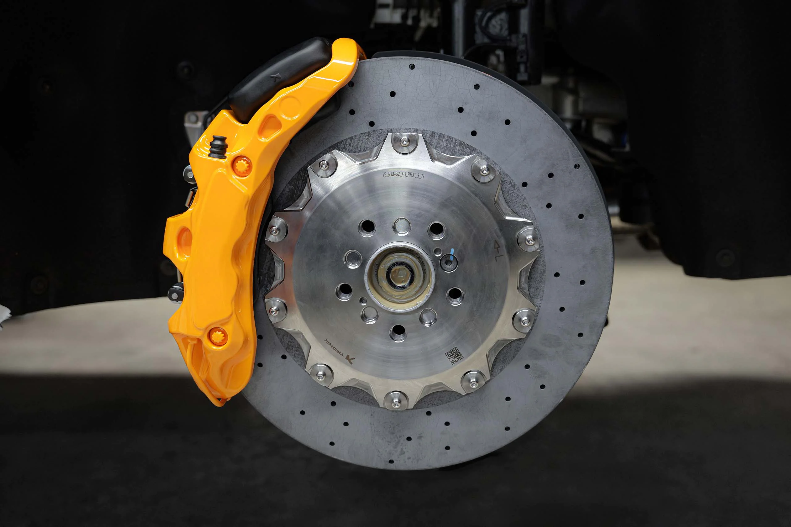 Carbon-ceramic brake system for Rolls-Royce Cullinan. Pic 5
