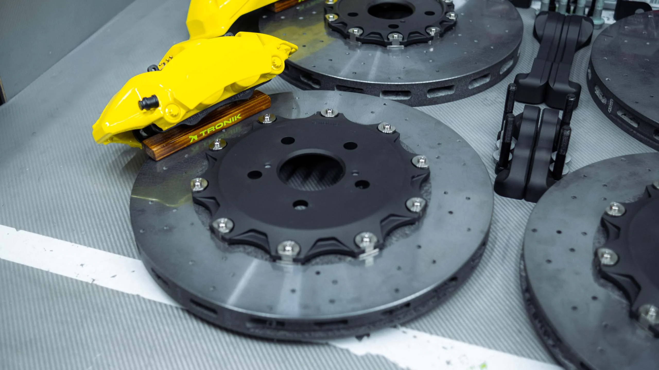 Carbon-ceramic brake system kit for Dodge Durango. Pic 2 Carbon-ceramic brake system kit for Dodge Durango. Pic 2