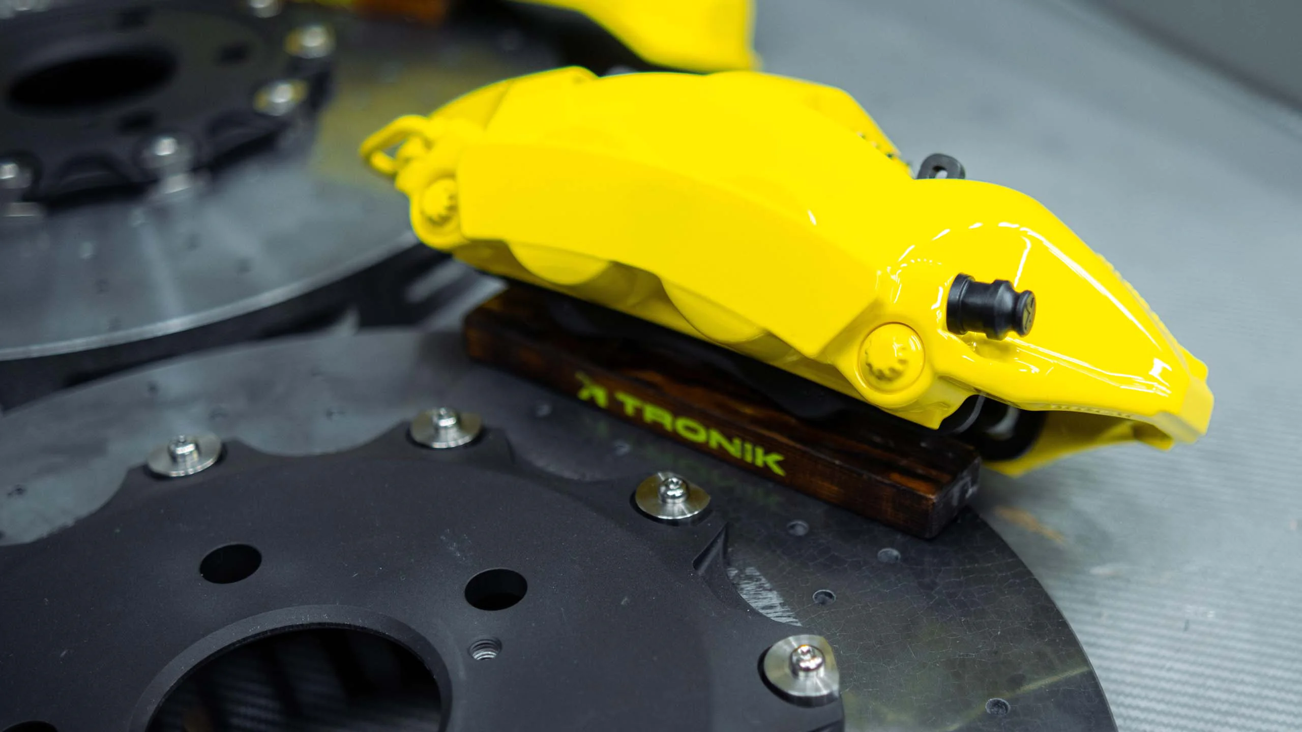 Carbon-ceramic brake system kit for Dodge Durango. Pic 9 Carbon-ceramic brake system kit for Dodge Durango. Pic 9