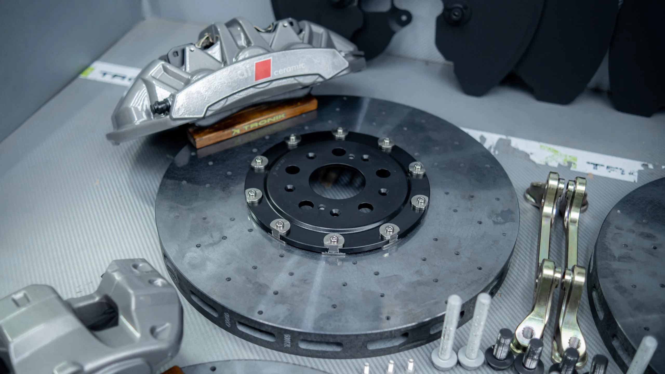 Audi Q6 Carbon-Ceramic Brake Kit 420-40mm 390-32mm (Grey) - Image 3