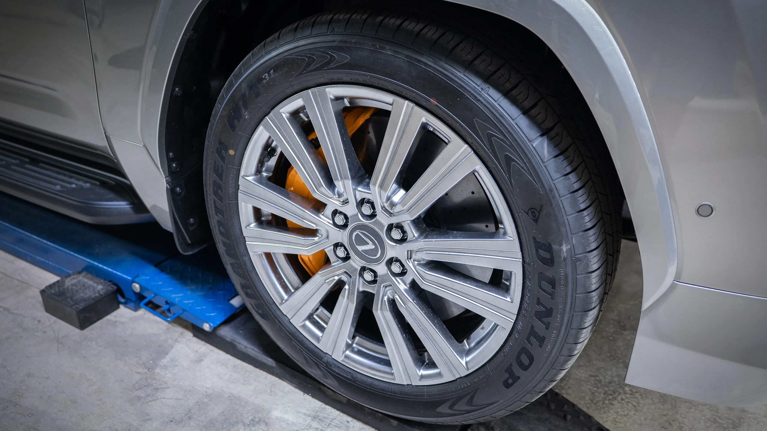 Carbon-ceramic brake system for Toyota-Lexus LX600 Picture 1