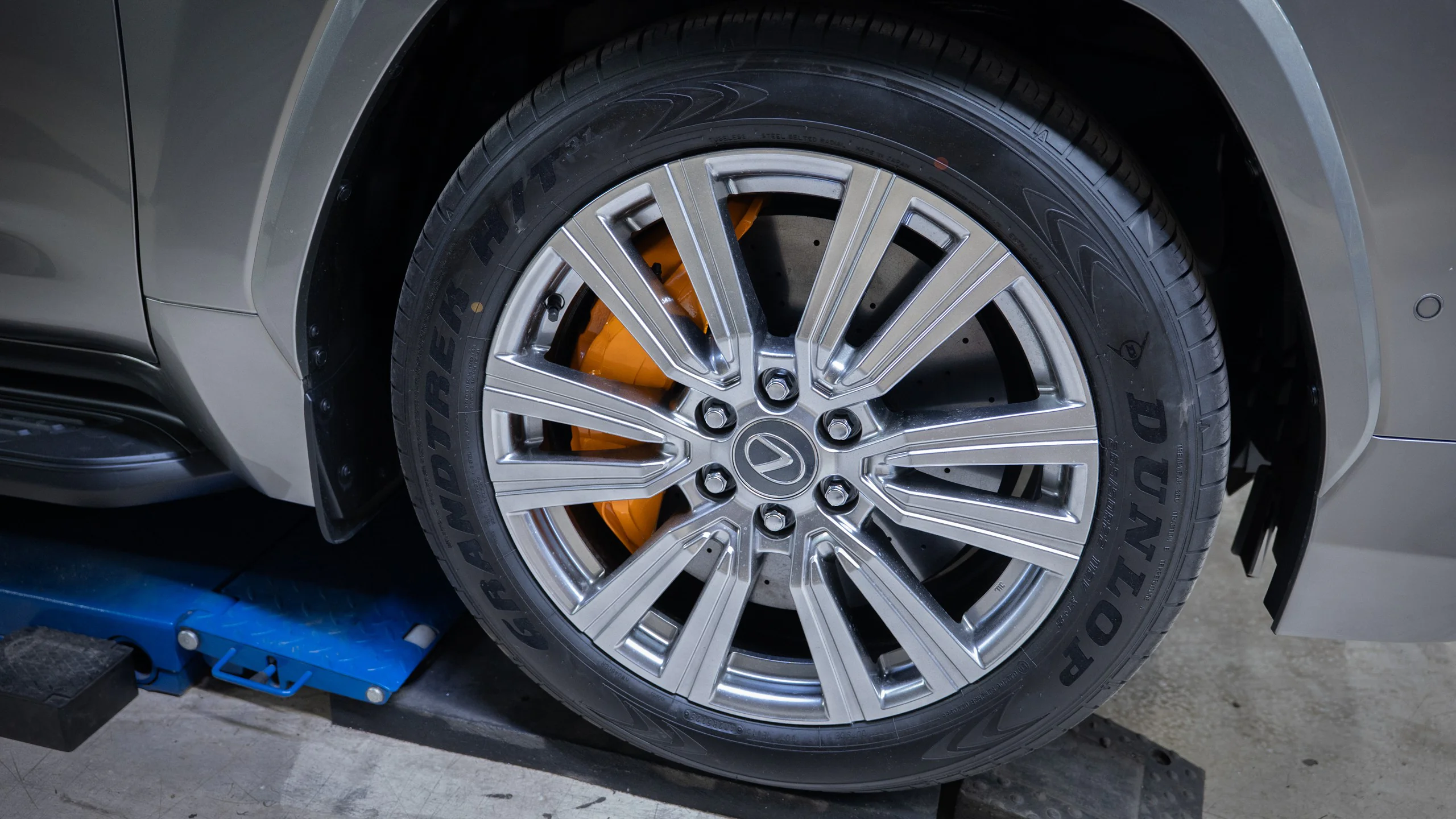 Carbon-ceramic brake system for Toyota-Lexus LX600 Picture 4
