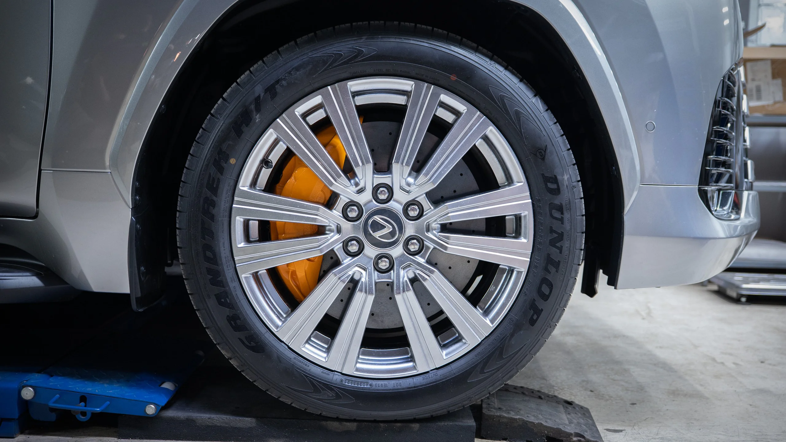 Carbon-ceramic brake system for Toyota-Lexus LX600 Picture 5