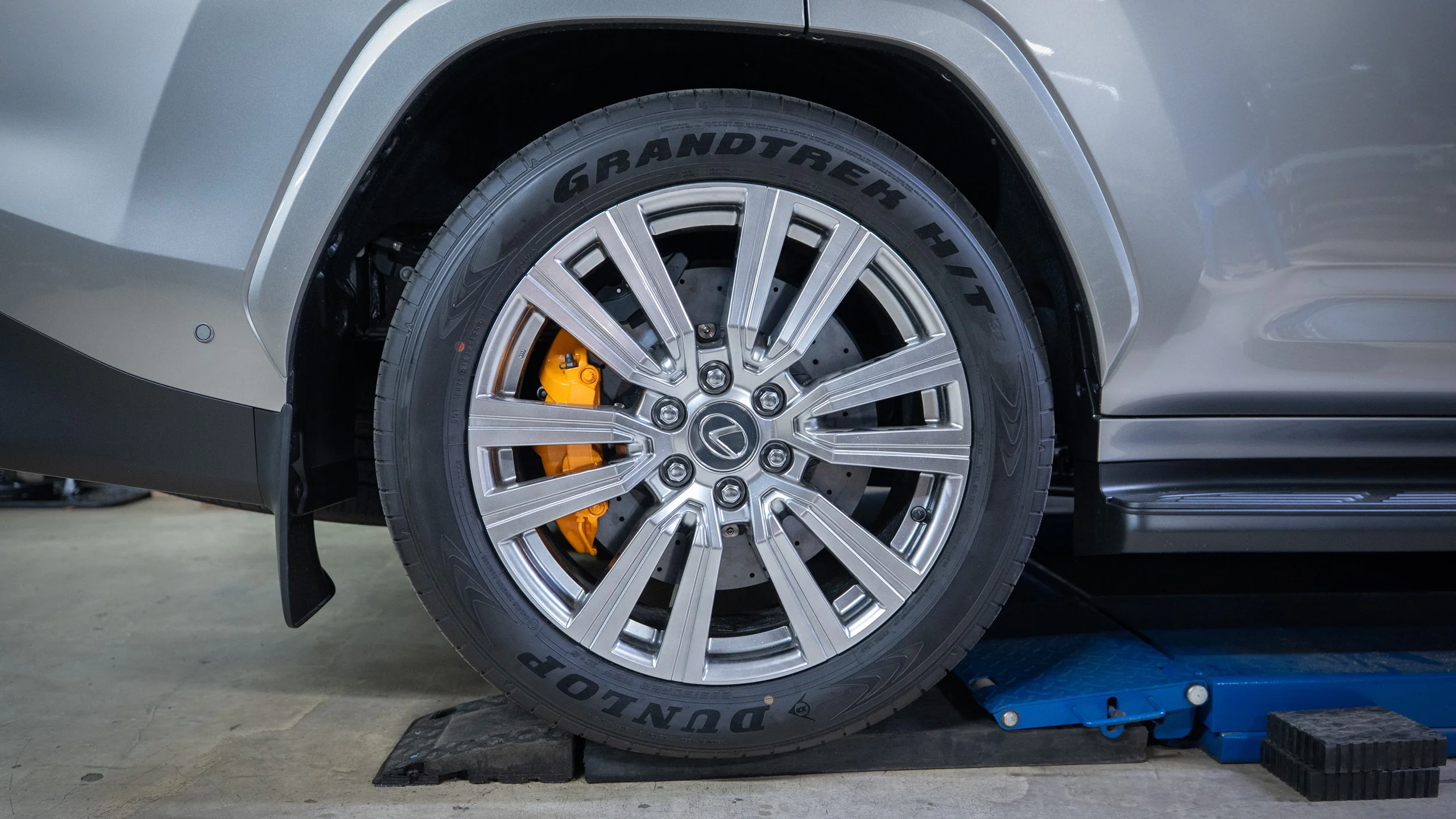 Carbon-ceramic brake system for Toyota-Lexus LX600 Picture 12