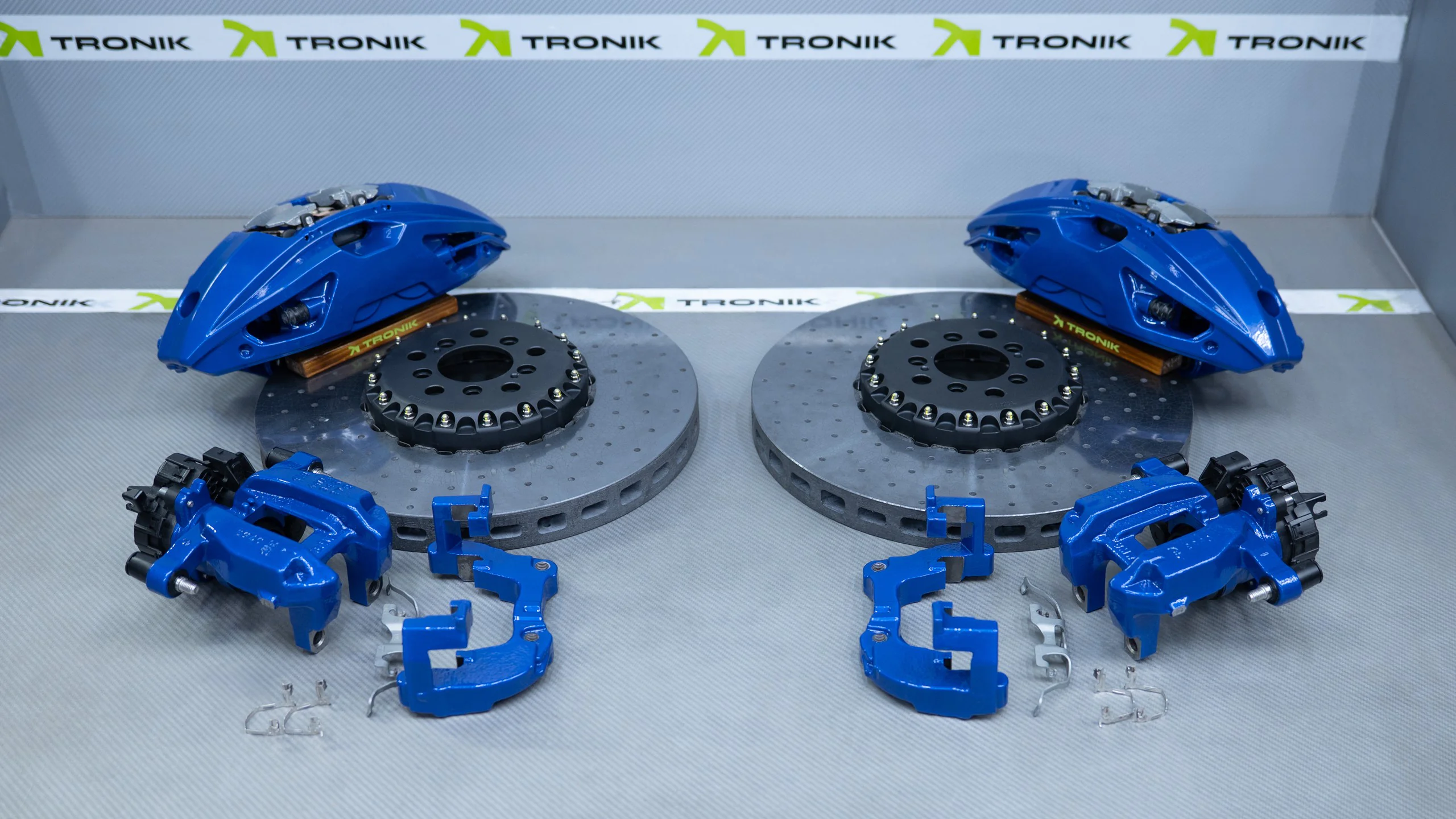 Carbon-ceramic brake system for BMW G70 Picture 1