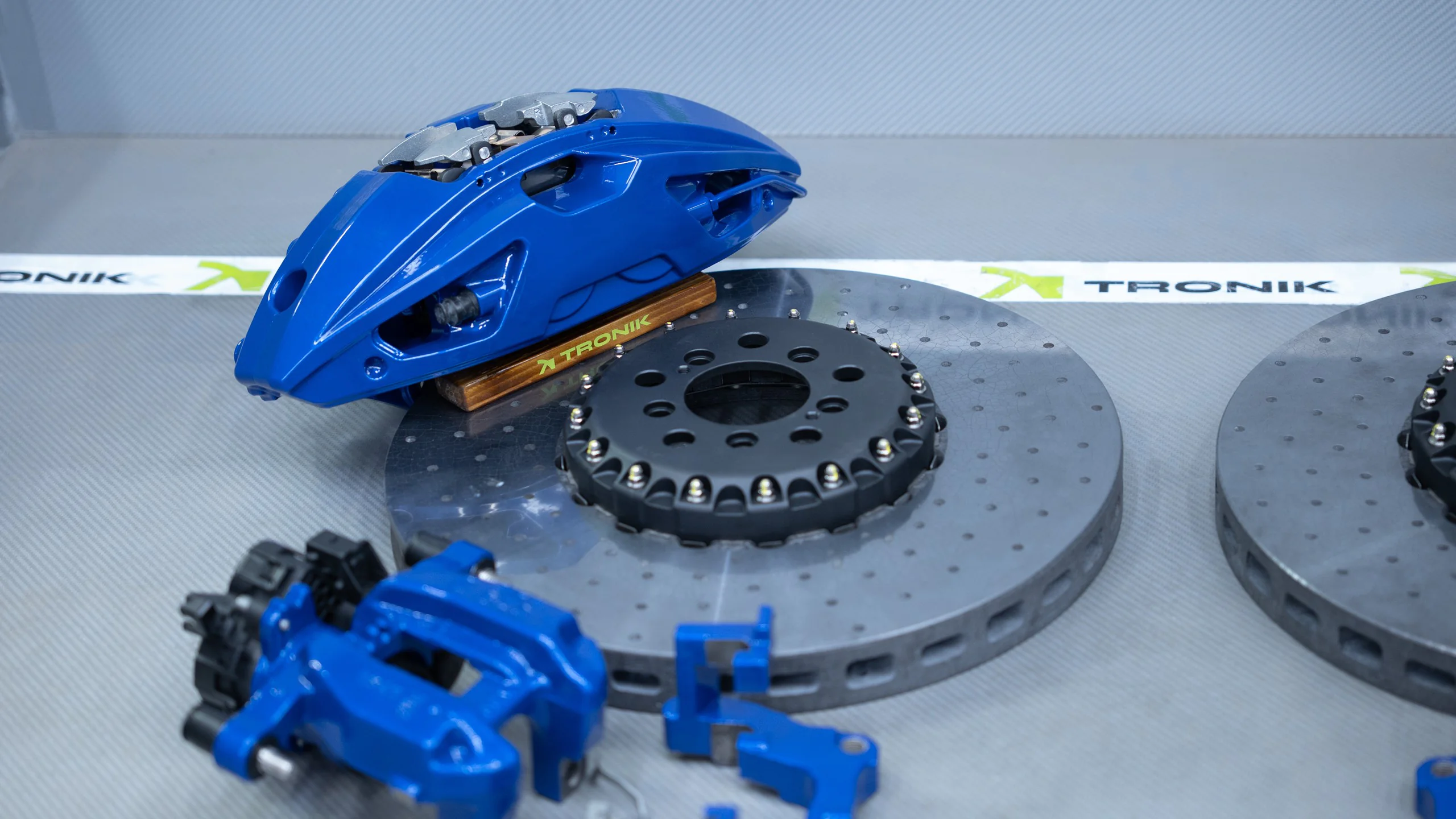 Carbon-ceramic brake system for BMW G70 Picture 2