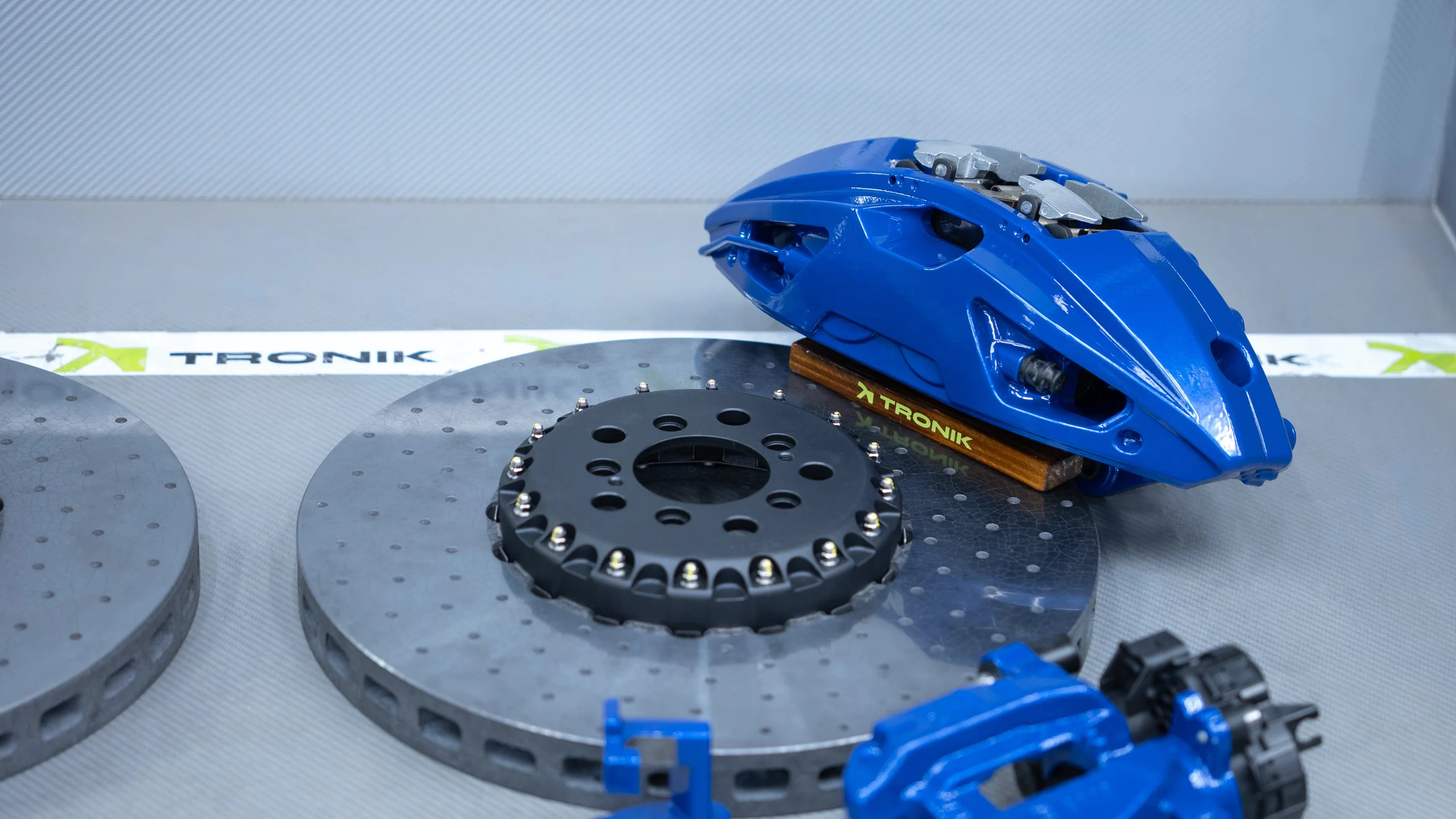 Carbon-ceramic brake system for BMW G70 Picture 3