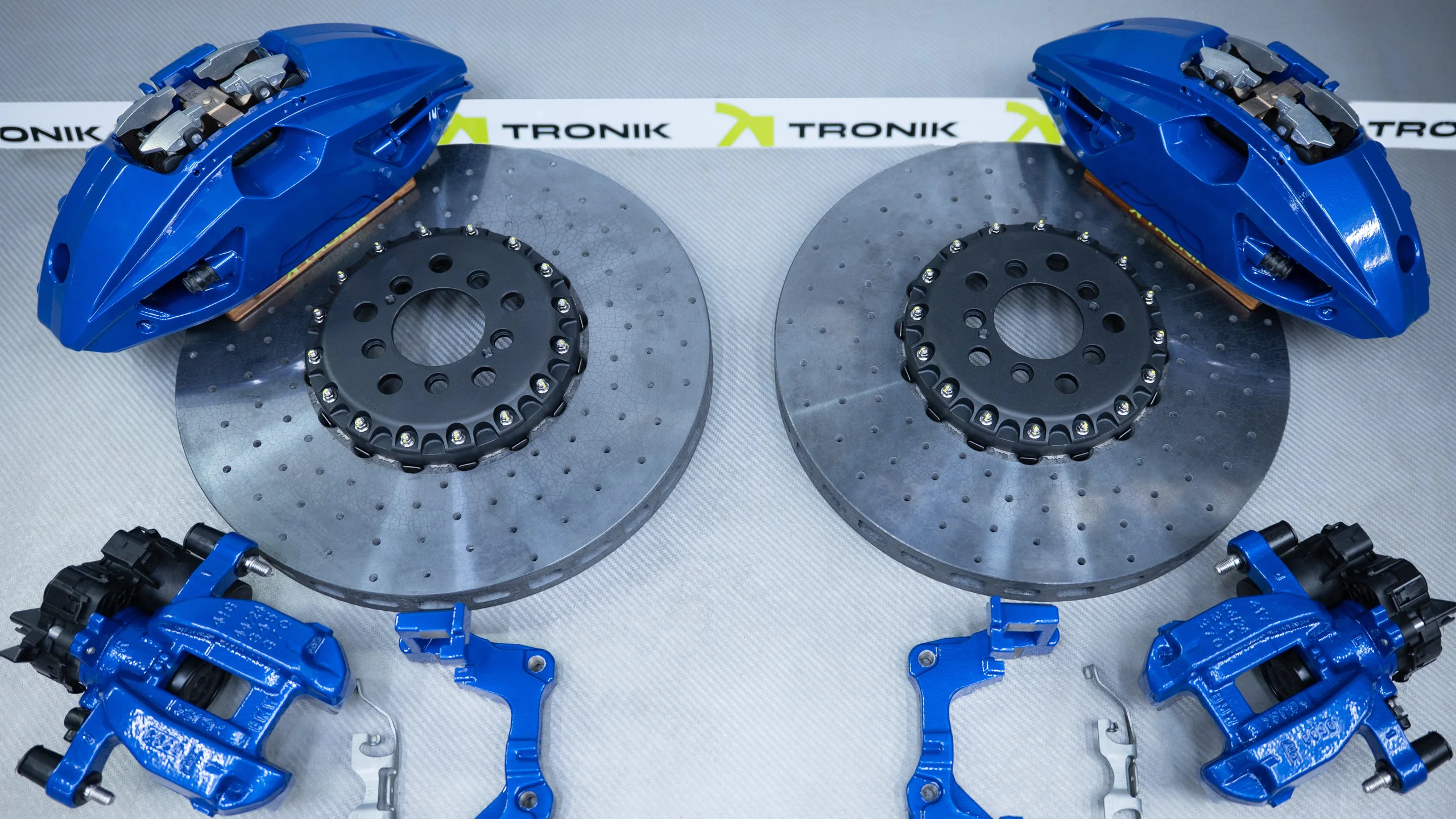 Carbon-ceramic brake system for BMW G70 Picture 5