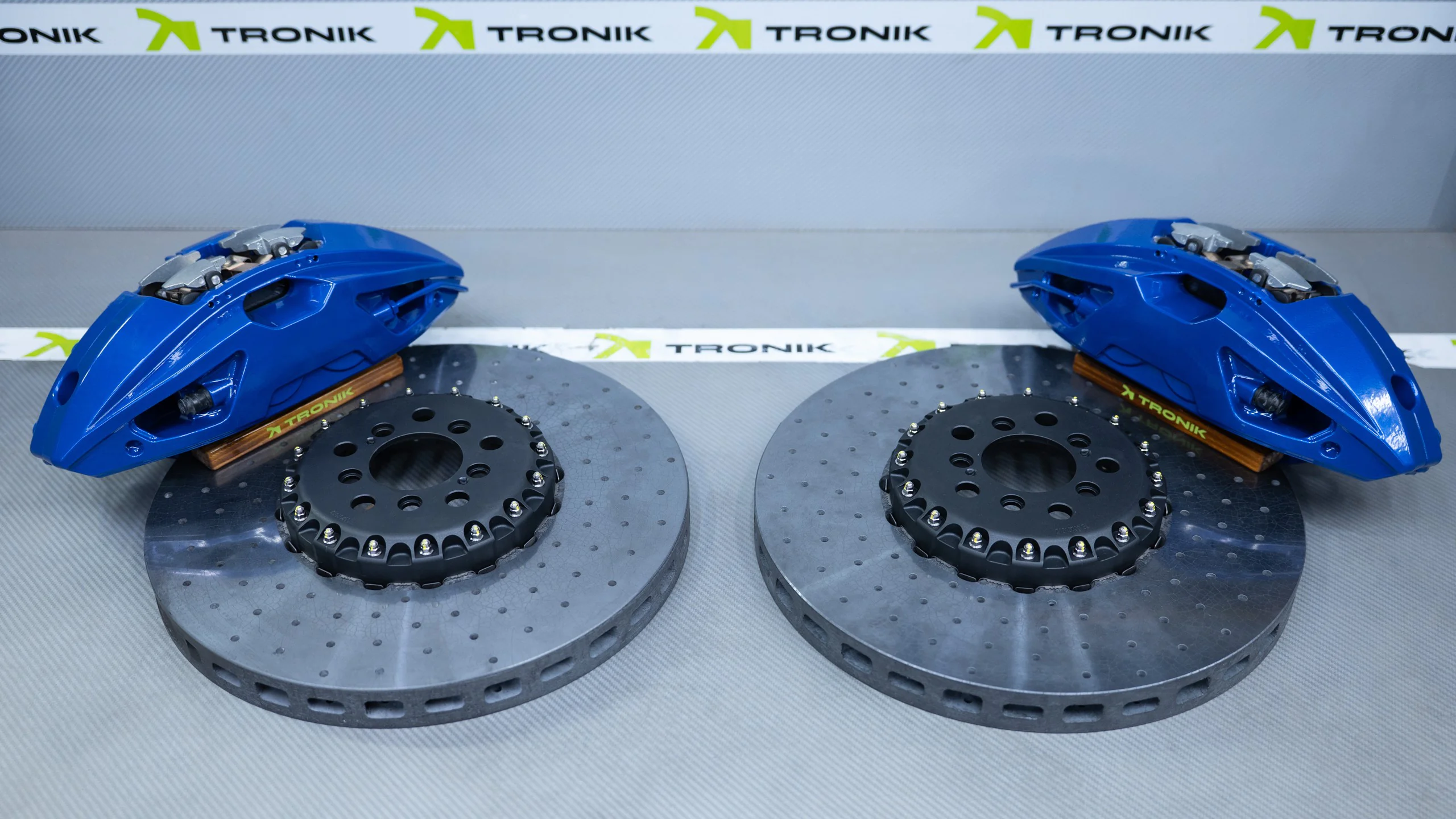 Carbon-ceramic brake system for BMW G70 Picture 6