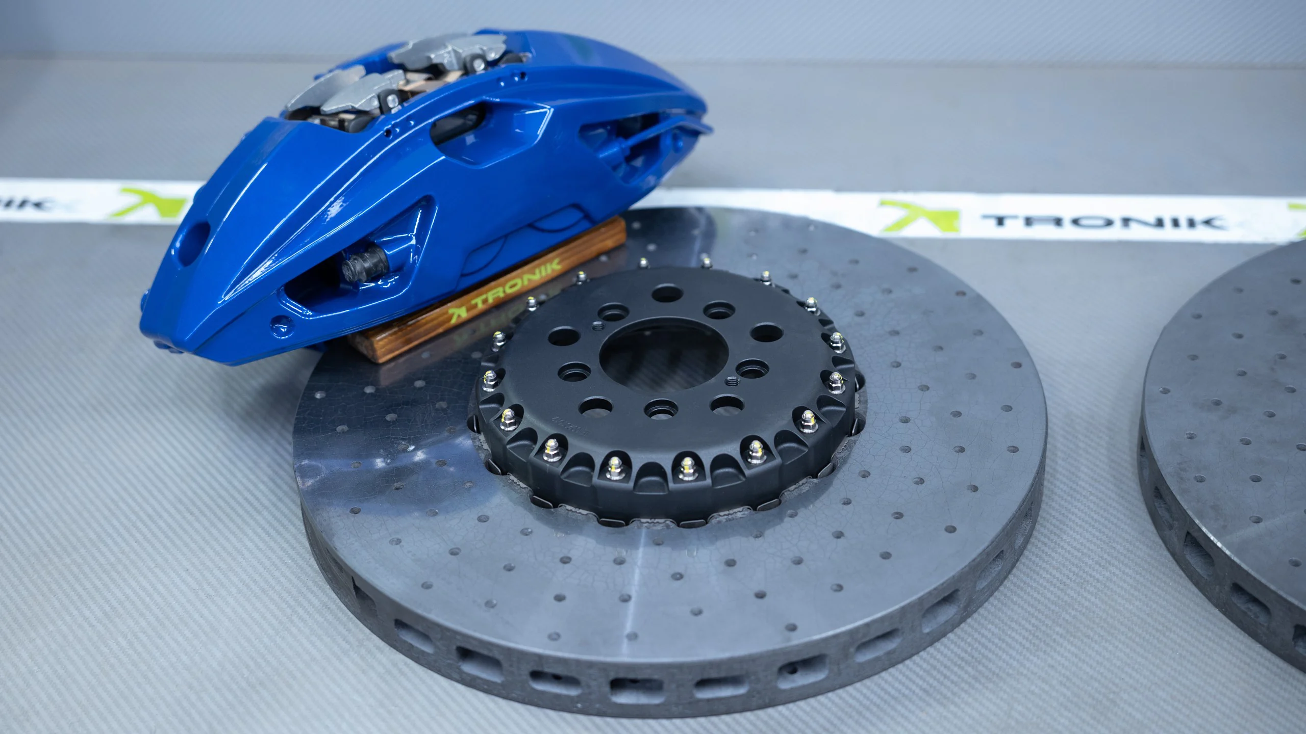 Carbon-ceramic brake system for BMW G70 Picture 7