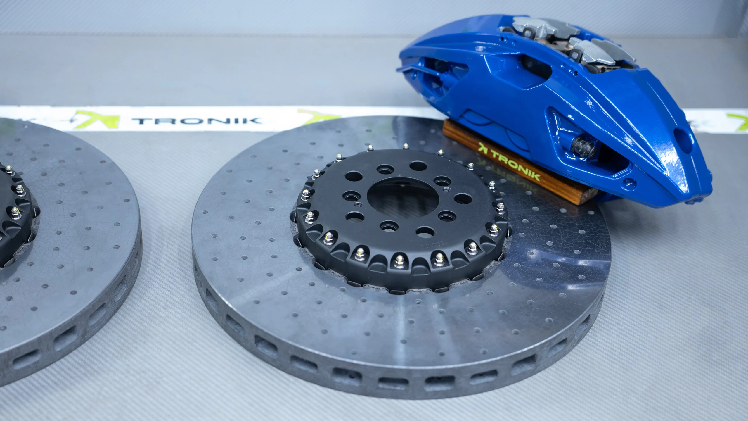 Carbon-ceramic brake system for BMW G70 Picture 8