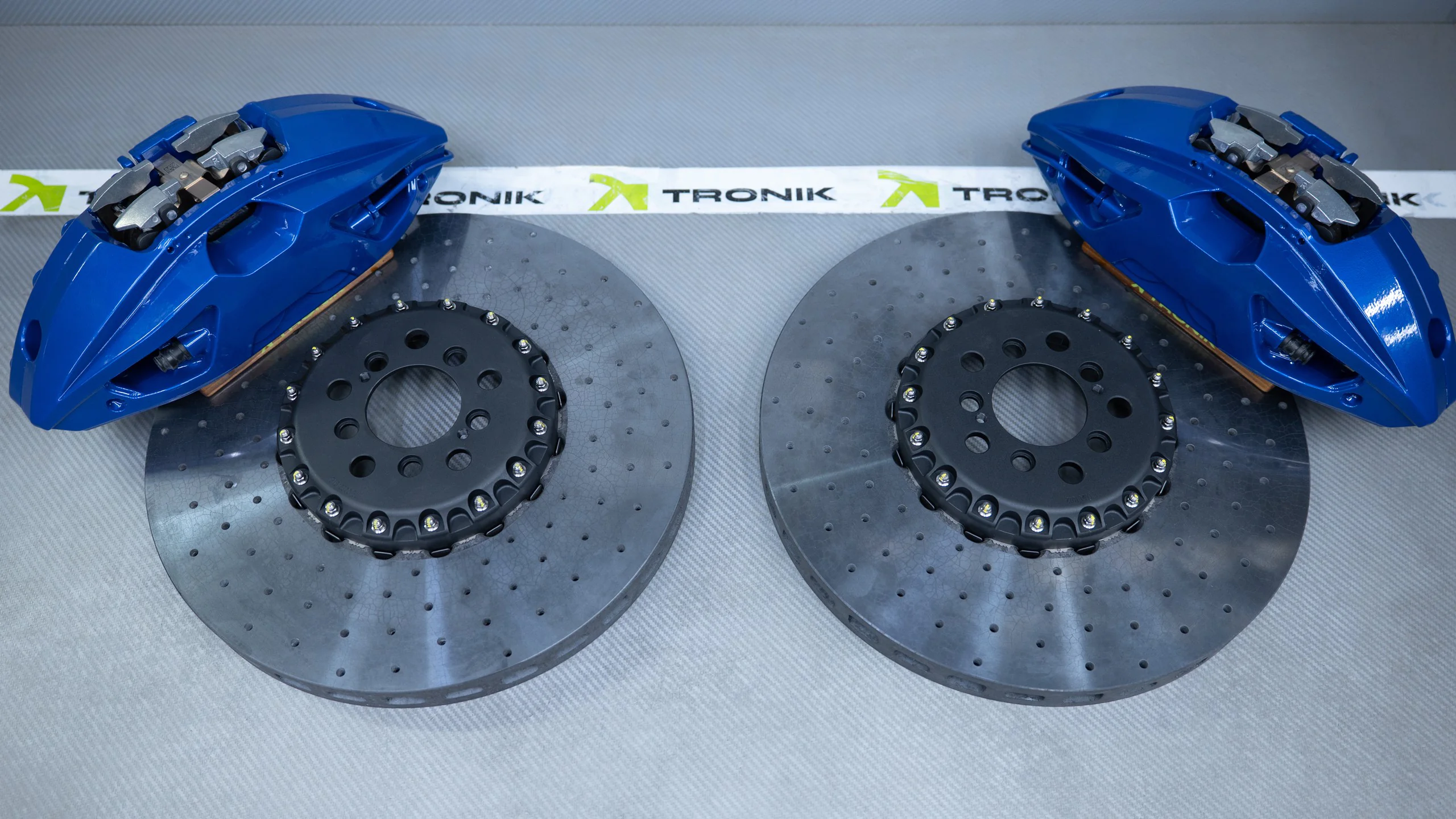 Carbon-ceramic brake system for BMW G70 Picture 10