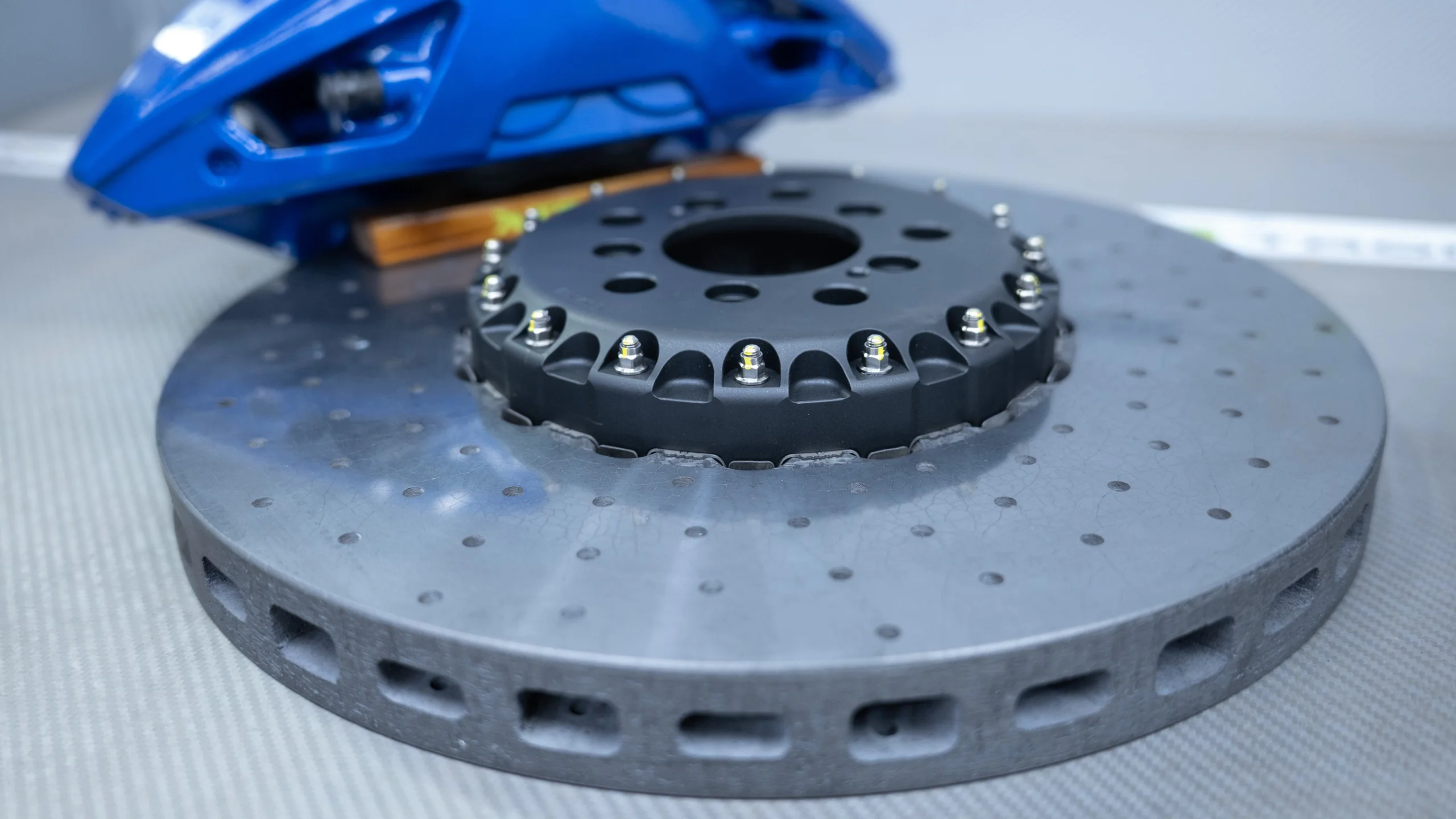 Carbon-ceramic brake system for BMW G70 Picture 11