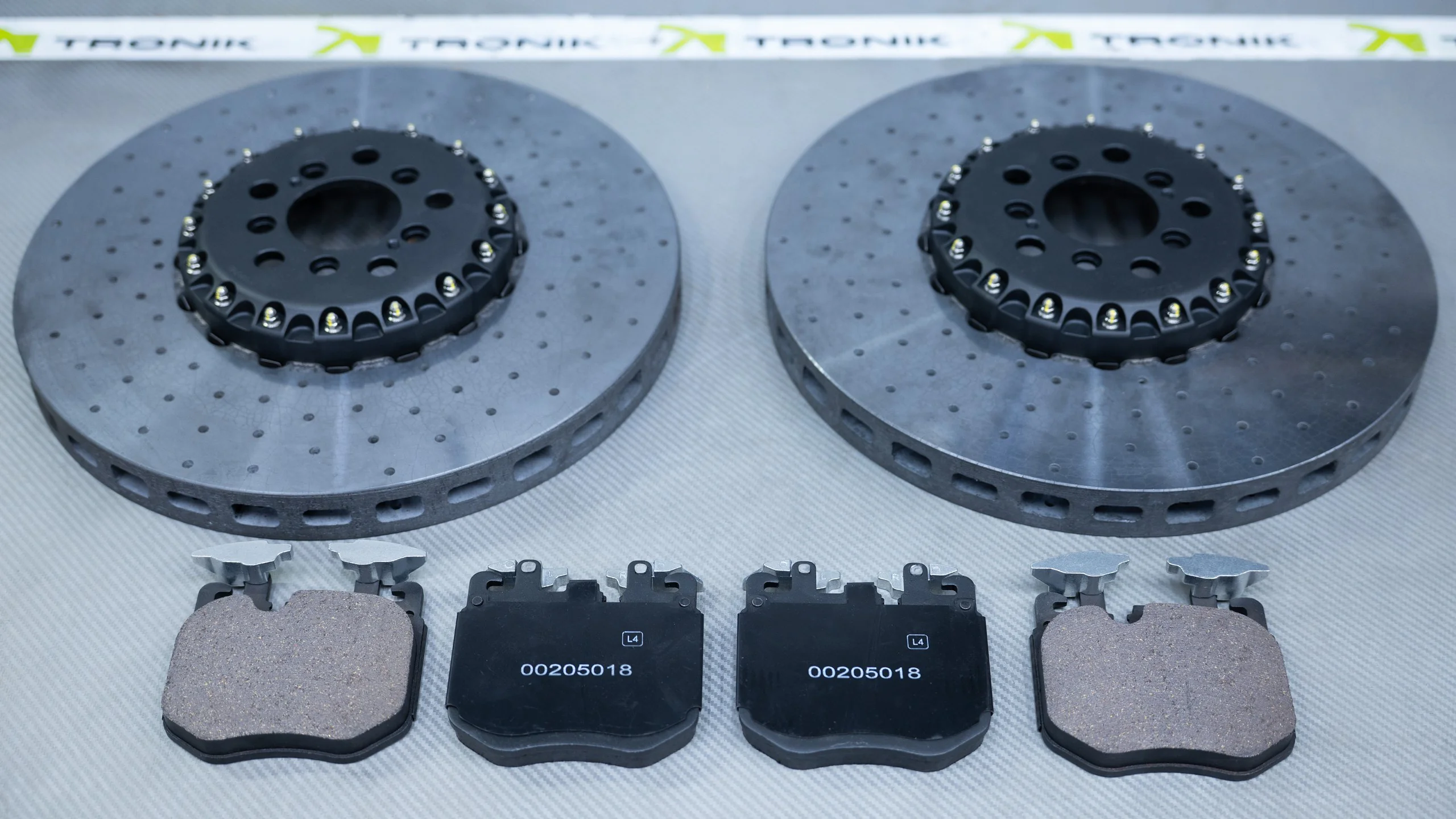 Carbon-ceramic brake system for BMW G70 Picture 12