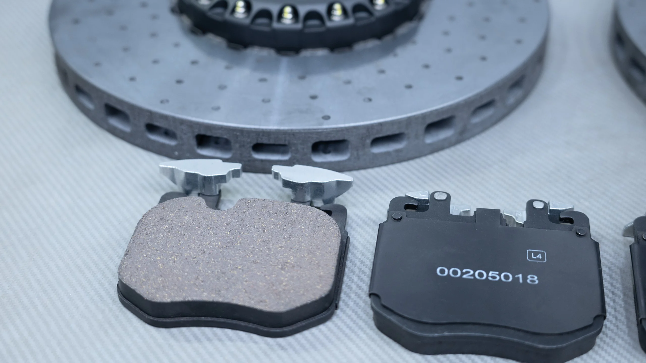 Carbon-ceramic brake system for BMW G70 Picture 13
