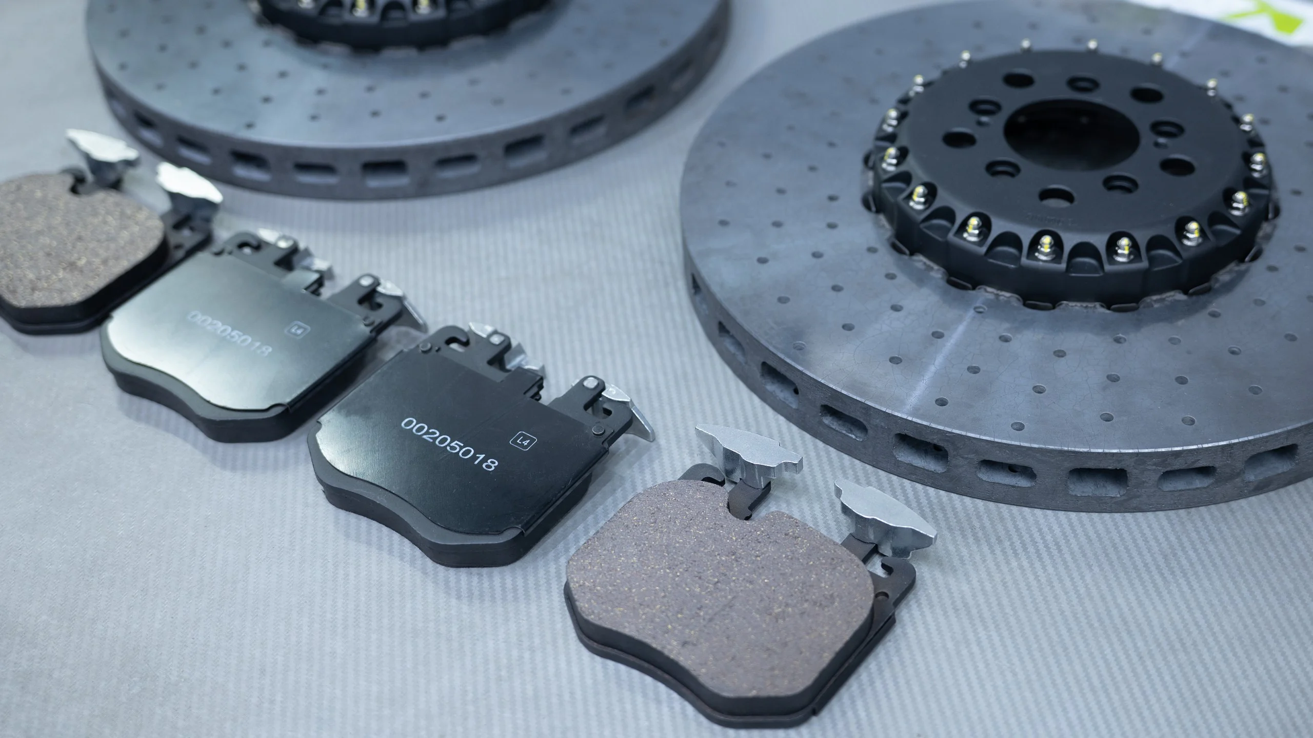 Carbon-ceramic brake system for BMW G70 Picture 14