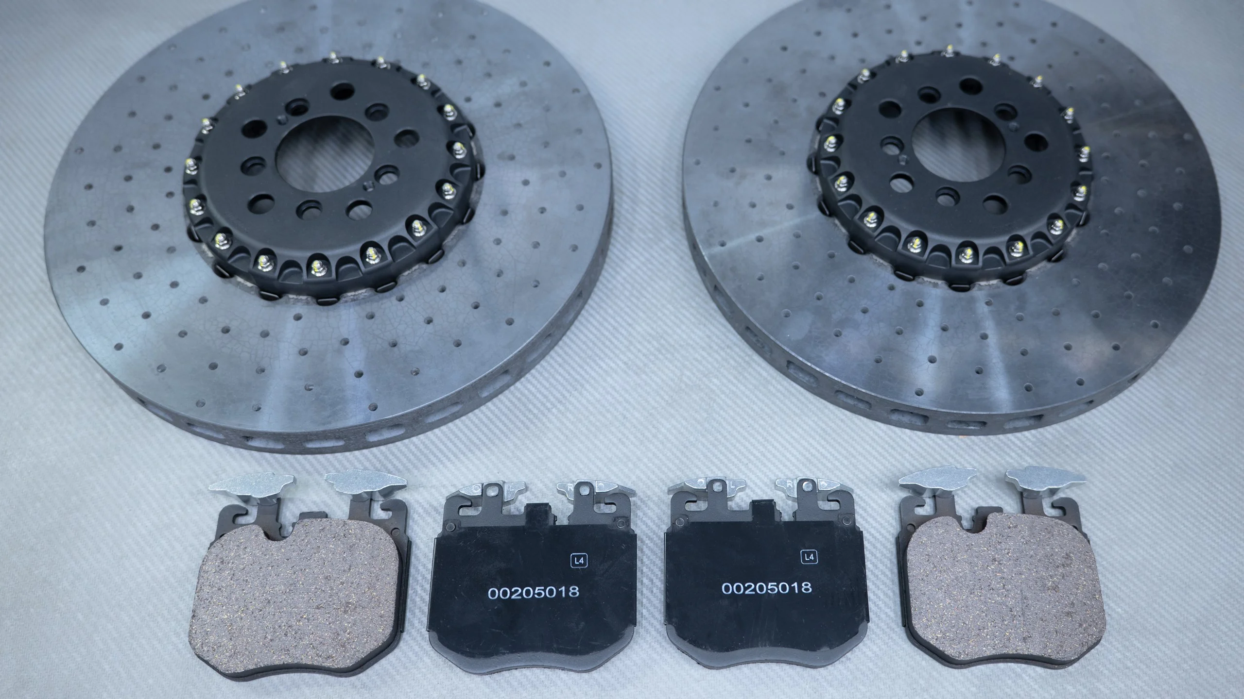 Carbon-ceramic brake system for BMW G70 Picture 15