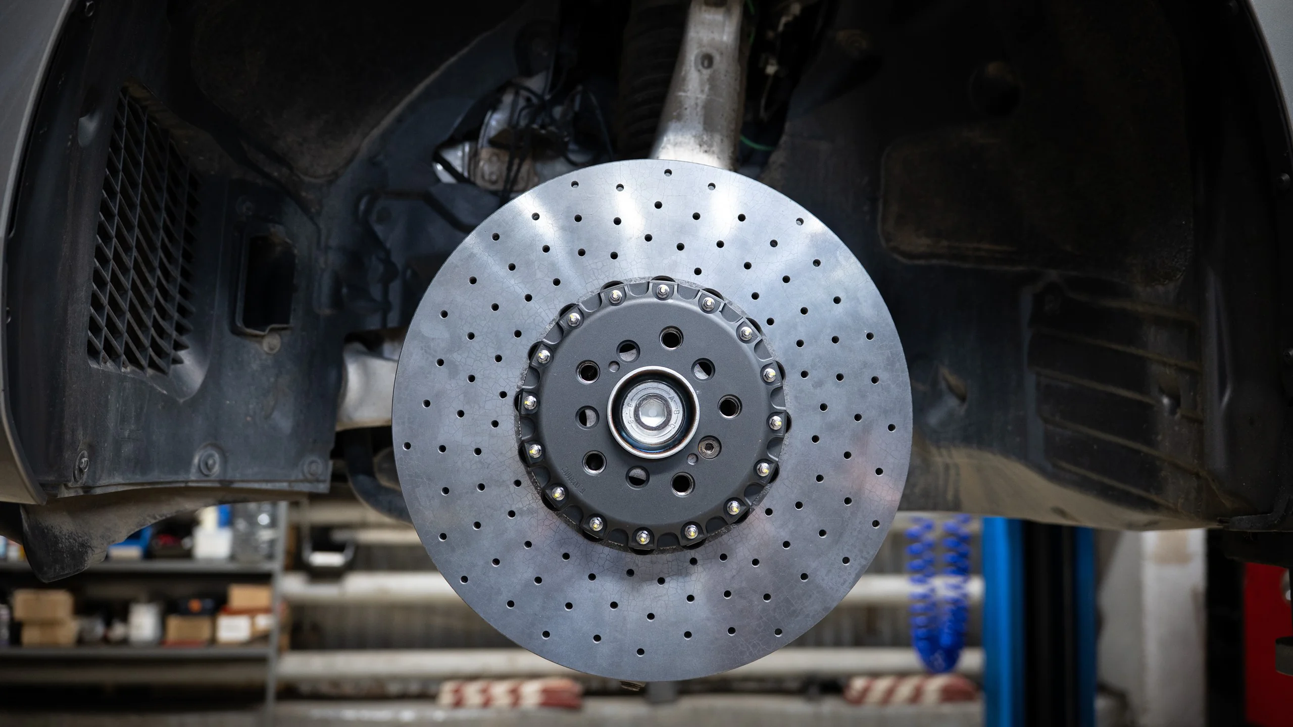 Carbon-ceramic brake system for BMW G70 Picture 17