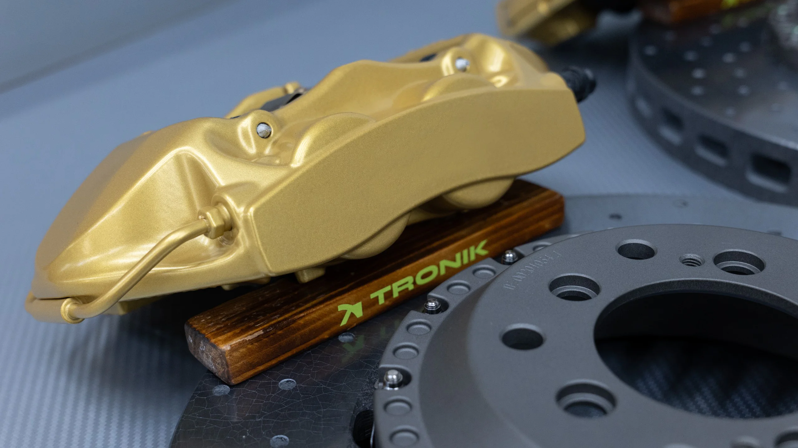 Carbon-ceramic brake system for BMW E31 Picture 5